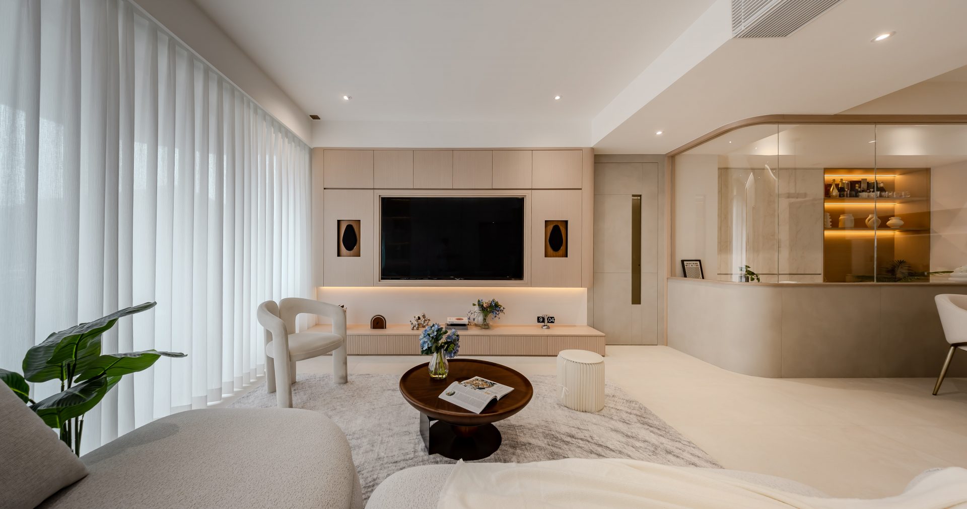 Fulham Garden — living room with a TV wall and curved glass partition