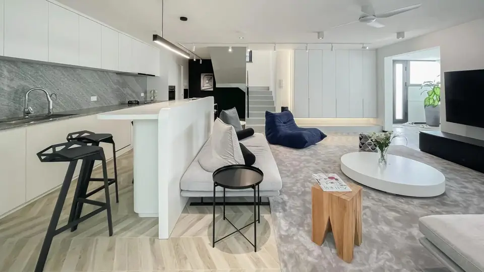 ED Design 明亮開放式住宅，設有廚房、客廳與整合收納