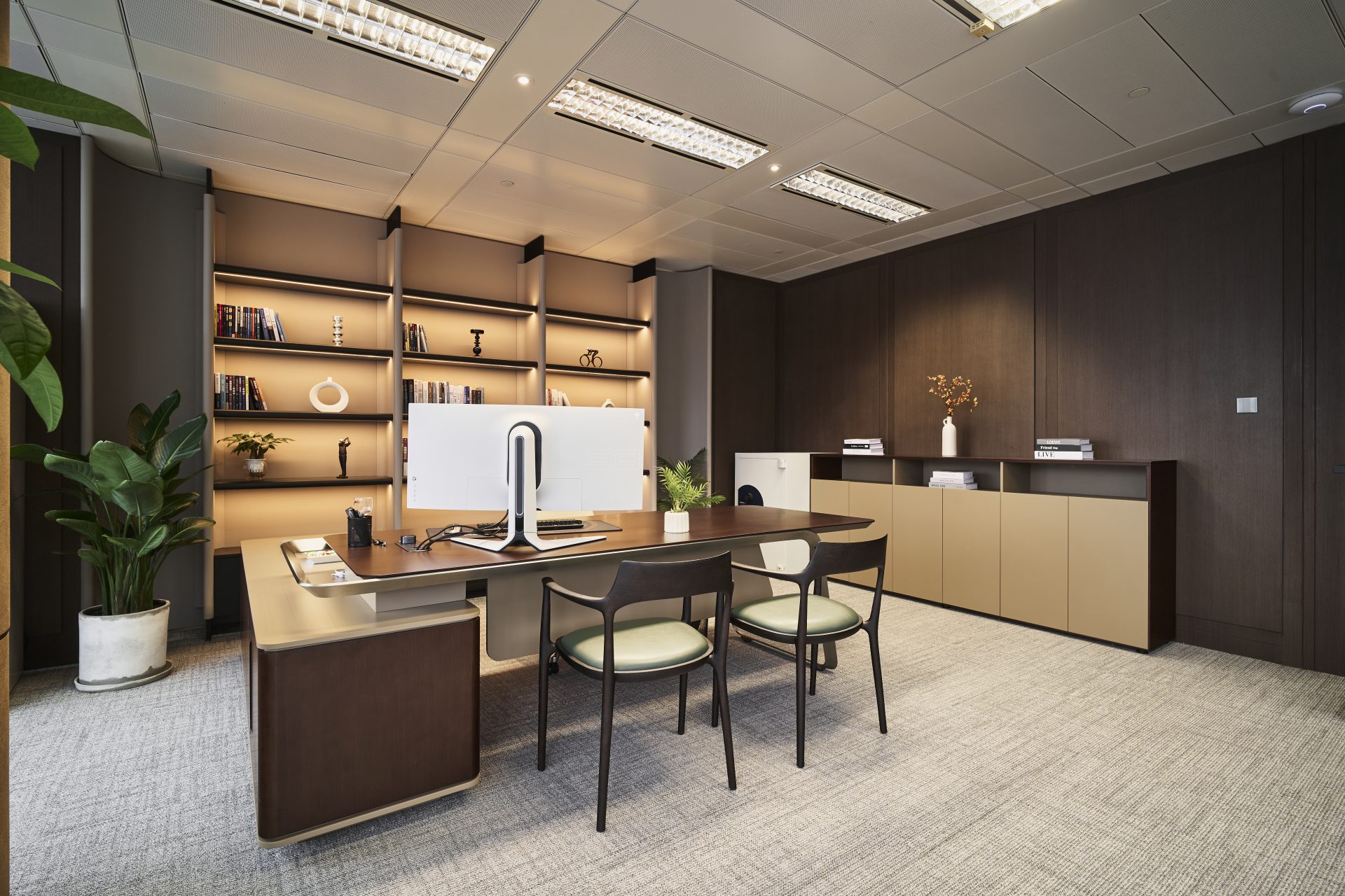 Office in IFC — The executive office is equipped with dark wood built-in bookcases and a spacious desk, creating a stable and professional decision-making environment.