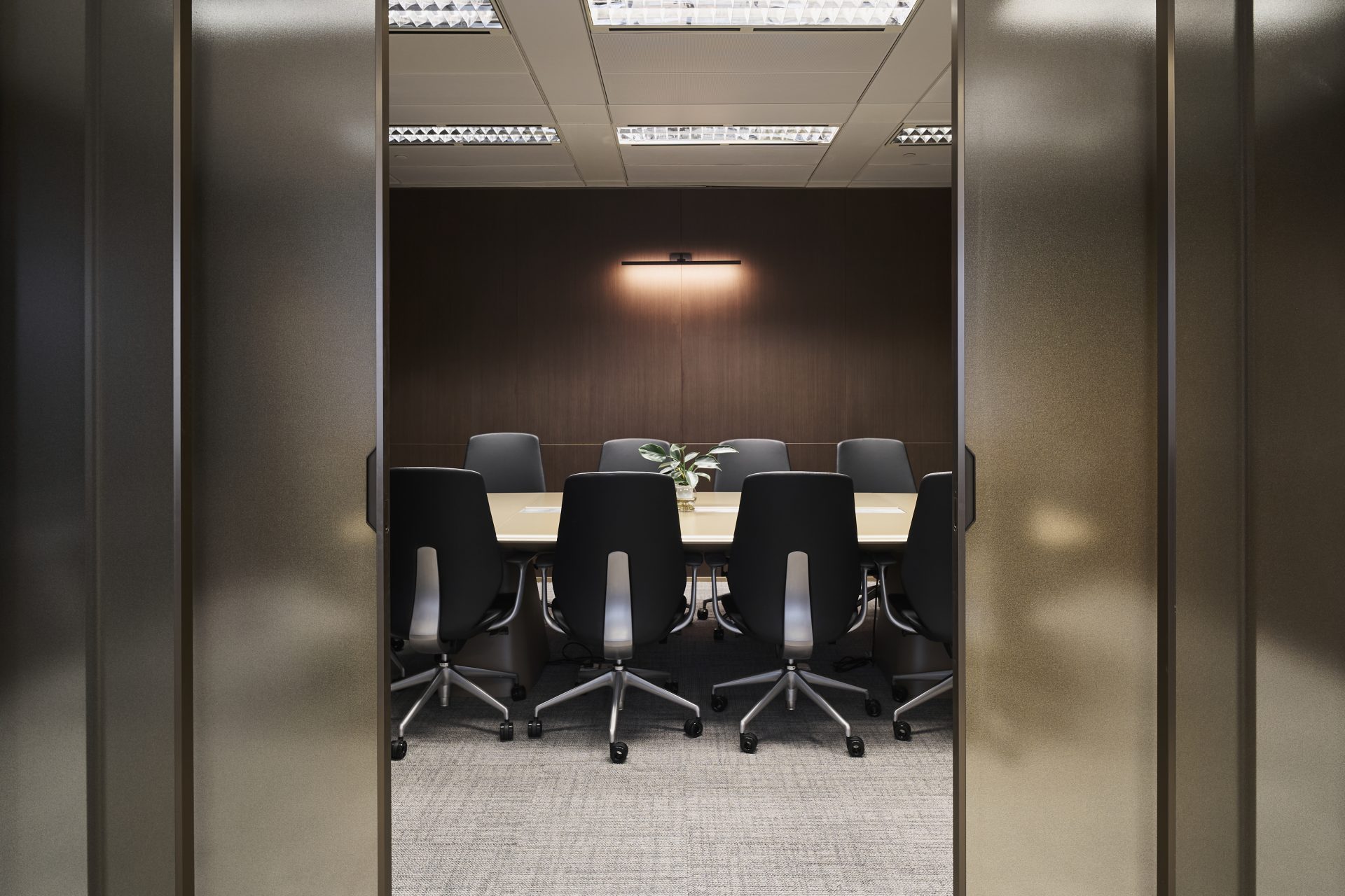 Office in IFC — The meeting room is separated by glass sliding doors, maintaining visual continuity while helping maintain meeting privacy.