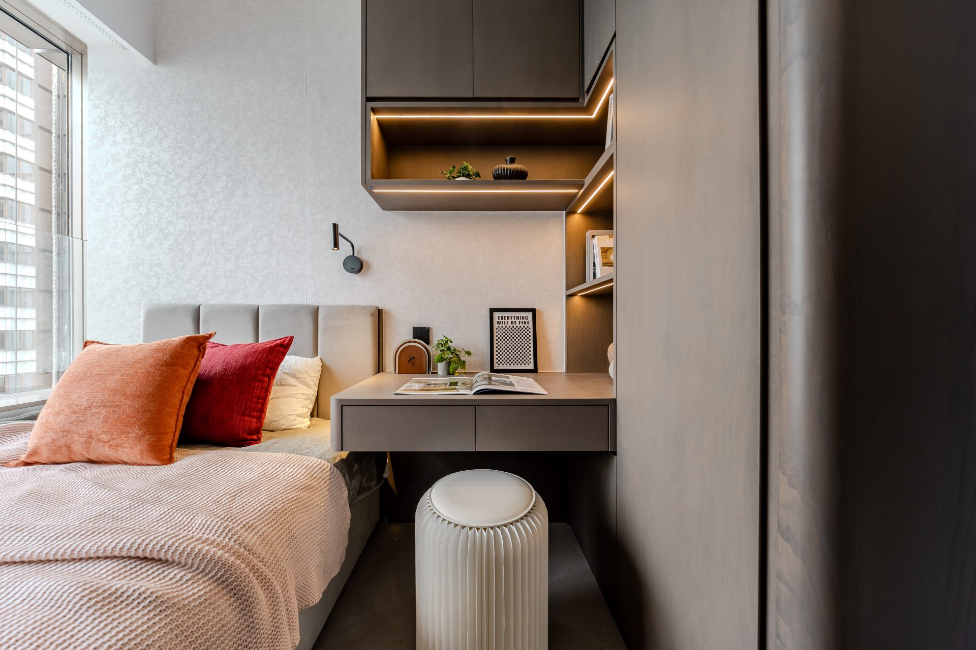 Pano Harbour — The bedroom places the bed by the window and integrates a floating desk with wall cabinets, making fuller use of the limited floor area.